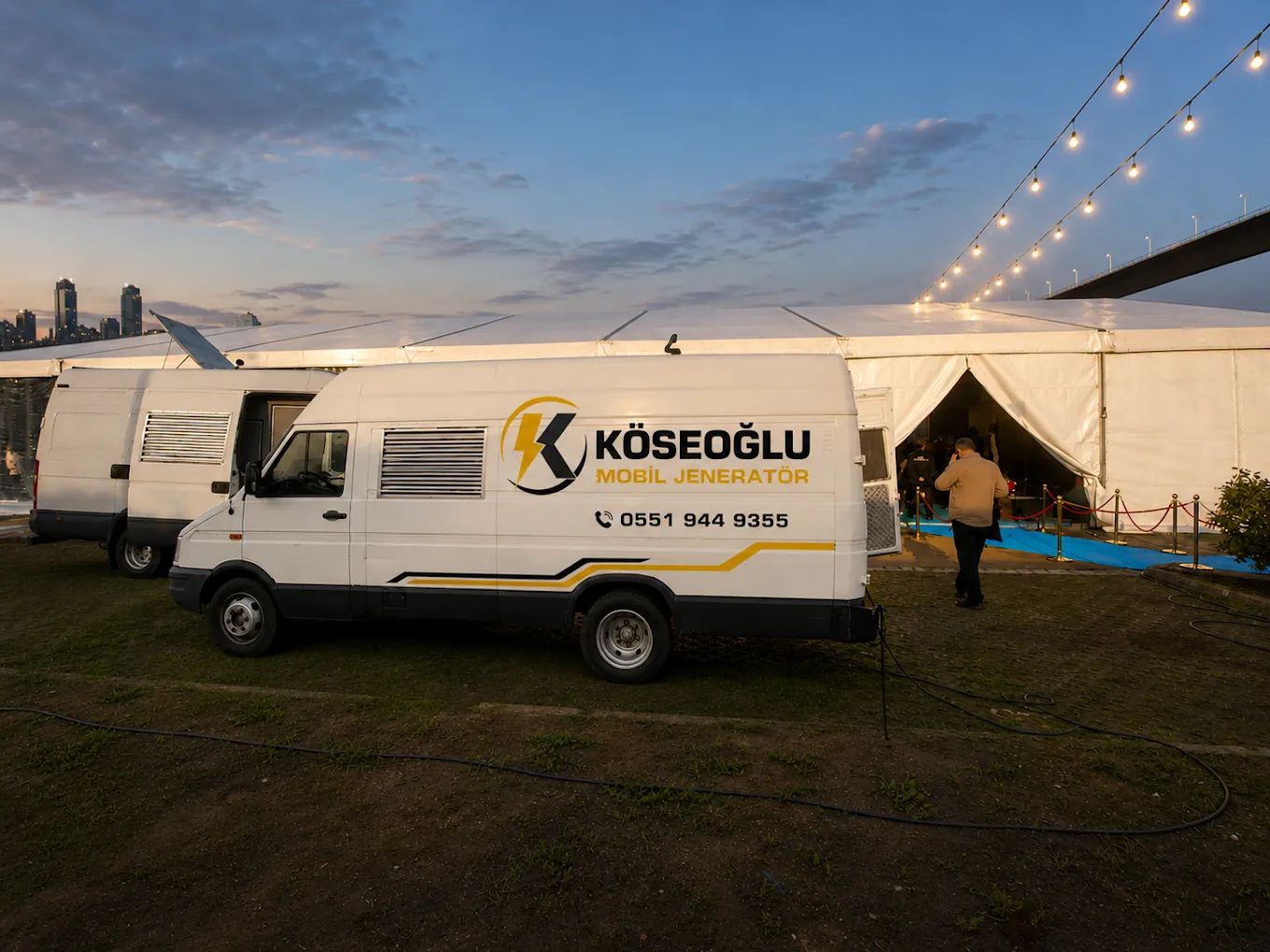 Köseoğlu mobil jeneratör aracı etkinlik alanında akşam kurulumu yaparken